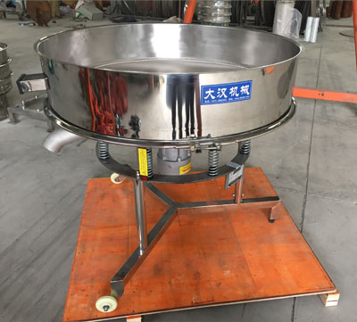 高頻篩不同于普通振動(dòng)篩的在于該產(chǎn)品使用的是，高頻振動(dòng)電機(jī)：振動(dòng)頻次快，振動(dòng)的幅度較小，所以對(duì)于漿液的過(guò)濾篩分有一定的優(yōu)勢(shì)。