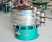 旋振篩多采用立式振動(dòng)電機(jī)作為激振來(lái)源，利用偏心塊的夾角的不同實(shí)現(xiàn)物料在篩網(wǎng)上運(yùn)動(dòng)的軌跡調(diào)整。