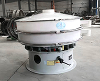 塑料振動(dòng)篩從篩網(wǎng)到篩框采用的全是pp塑料材質(zhì)，該材質(zhì)無(wú)色，無(wú)味，無(wú)化學(xué)反應(yīng)，使用壽命長(zhǎng)。