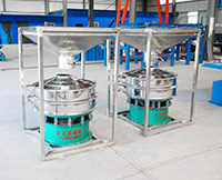 料倉(cāng)振動(dòng)篩是為了方便物料的投放，防止物料在投放的過(guò)程中出現(xiàn)散落的現(xiàn)象，多用于一些比重輕且流動(dòng)性好的物料。