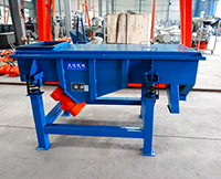 1035直線(xiàn)振動(dòng)篩屬于較大型的篩分設(shè)備，所以該設(shè)備的產(chǎn)量也相對(duì)比較高一些。